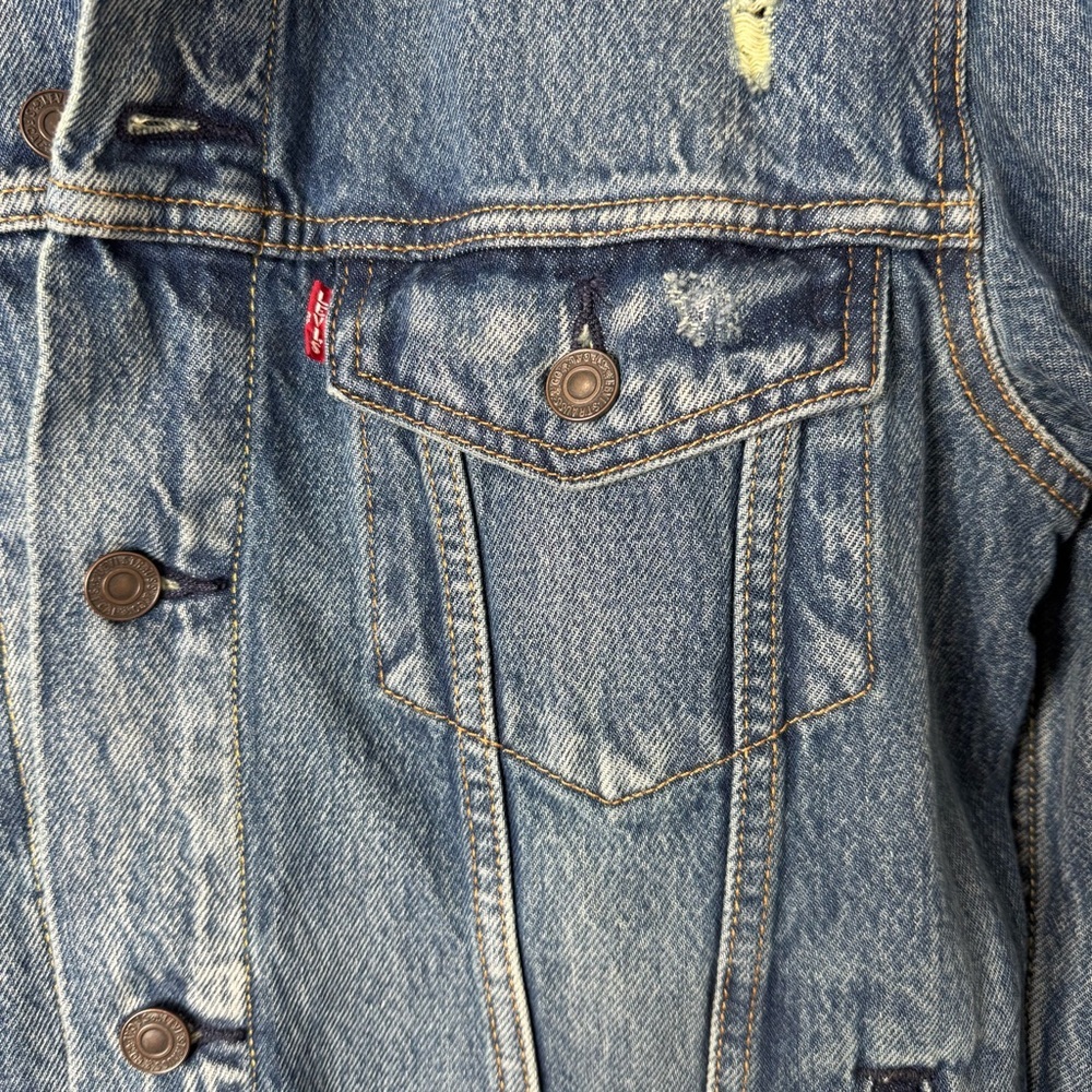 Levi’s Distressed Peace Sign Embroidered Oversized Denim Jean Trucker Jacket - Picture 6 of 11